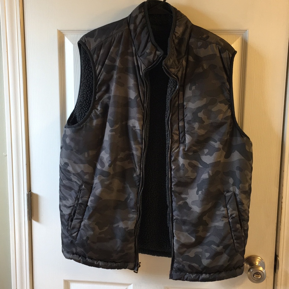 Fleece and camo vest Men’s Large